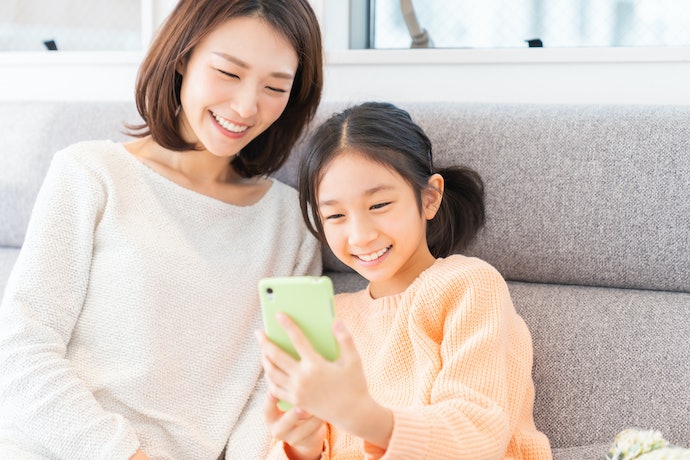 親子二人がスマホ見てる