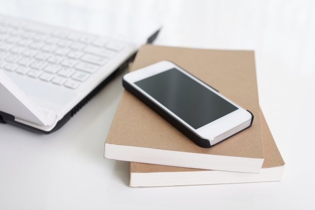スマートフォンとノートパソコン