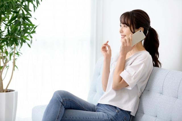 電話中の女性